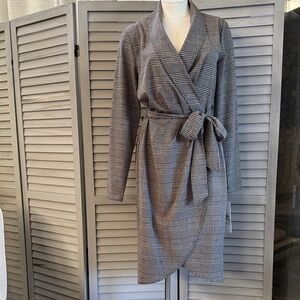 Black and cream colored Herringbone plaid pattern Wrap Dress~very classy!